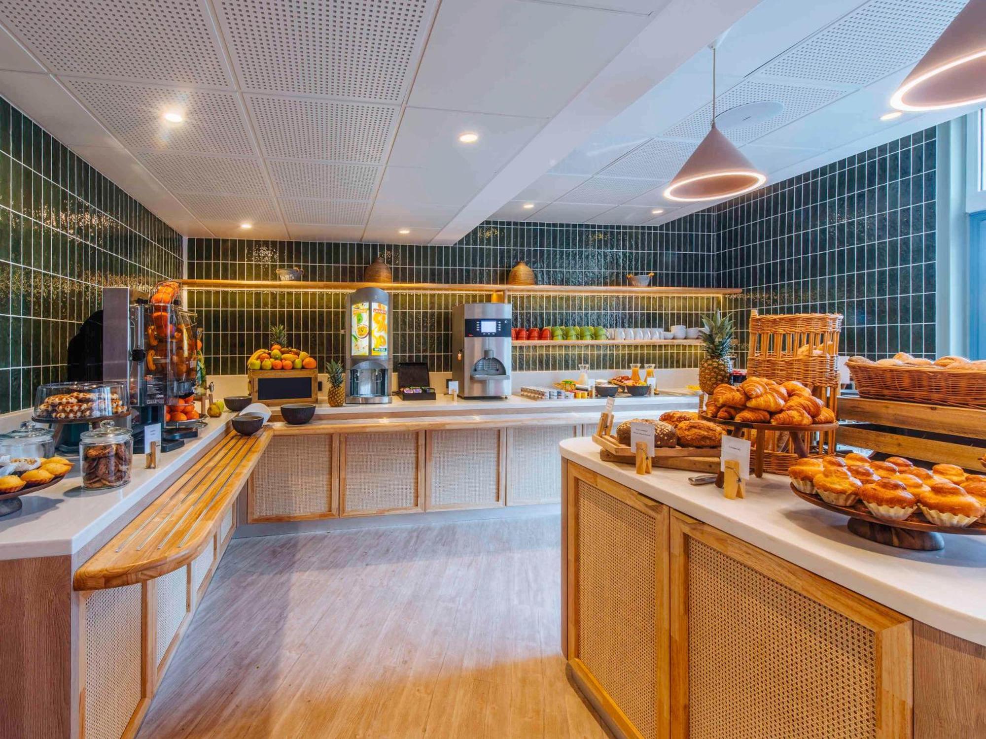Hotel Ibis Styles Antibes Esterno foto