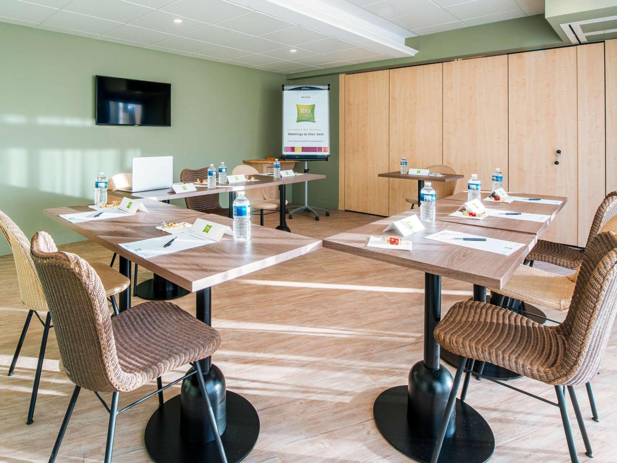 Hotel Ibis Styles Antibes Esterno foto